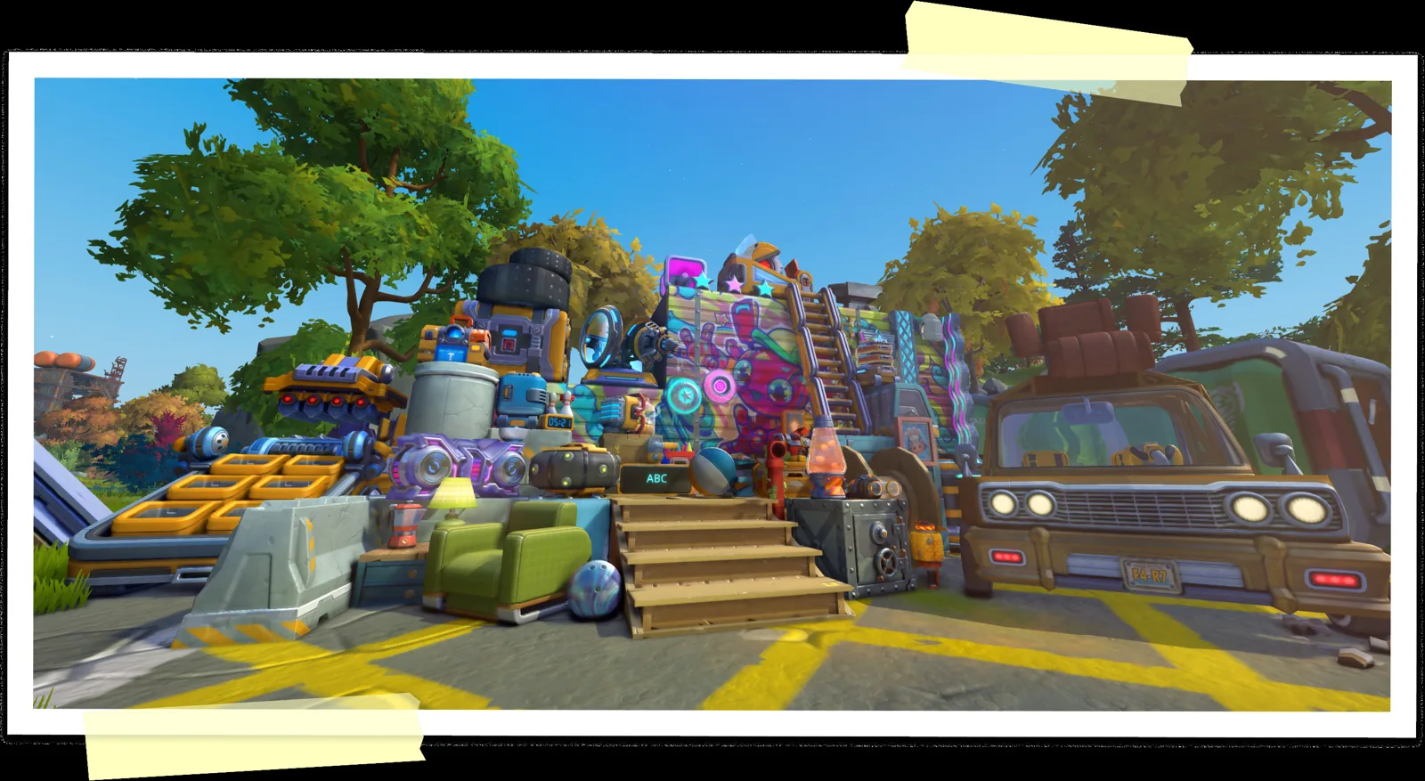 Scrap Mechanicの派手に装飾された大型車両とソファなどが置かれた拠点